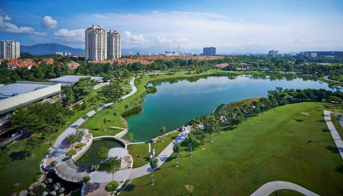 Desa Park City owns a peaceful and picturesque lake