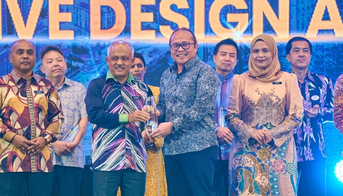 Ông Lee Chee Seng nhận giải Innovative Design tại Giải Thưởng Phát Triển Bền Vững Xuất Sắc Malaysia 2023 cho dự án SkyAwani 3 Residences